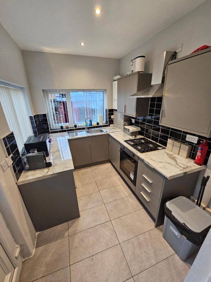 Hillsome Hosting Manchester Denton  Bagian luar foto