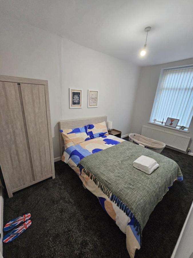 Hillsome Hosting Manchester Denton  Bagian luar foto
