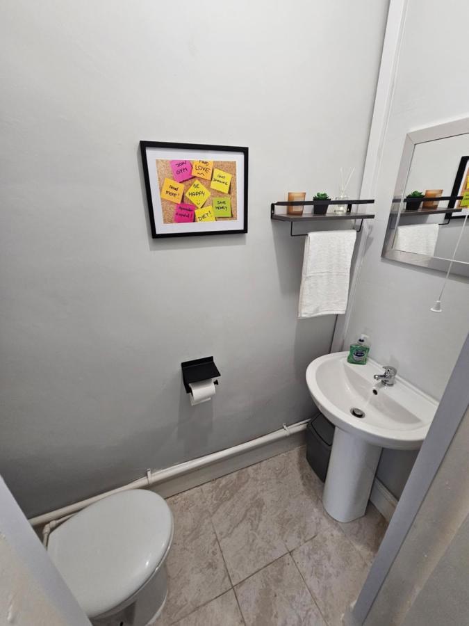Hillsome Hosting Manchester Denton  Bagian luar foto