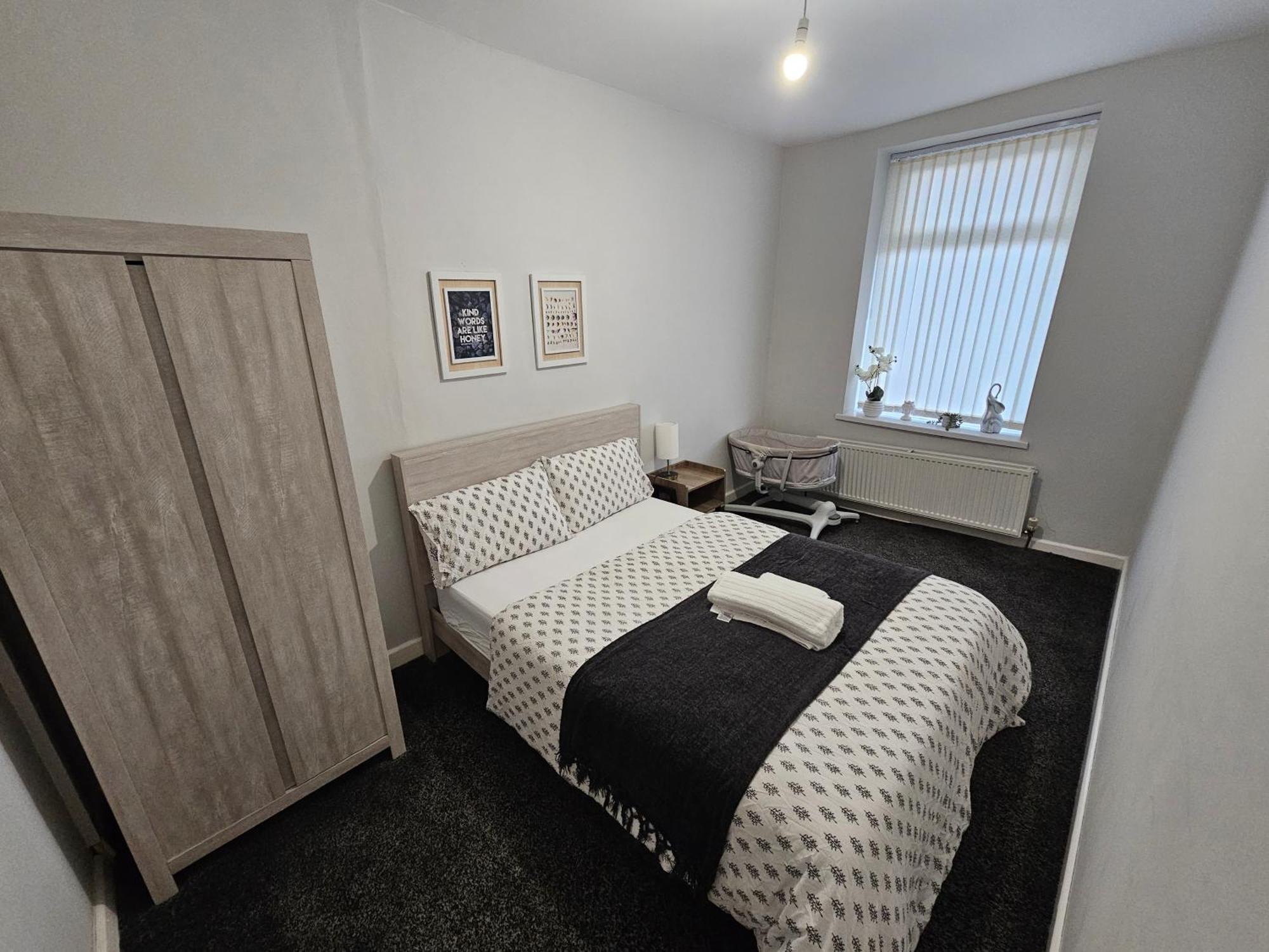 Hillsome Hosting Manchester Denton  Bagian luar foto