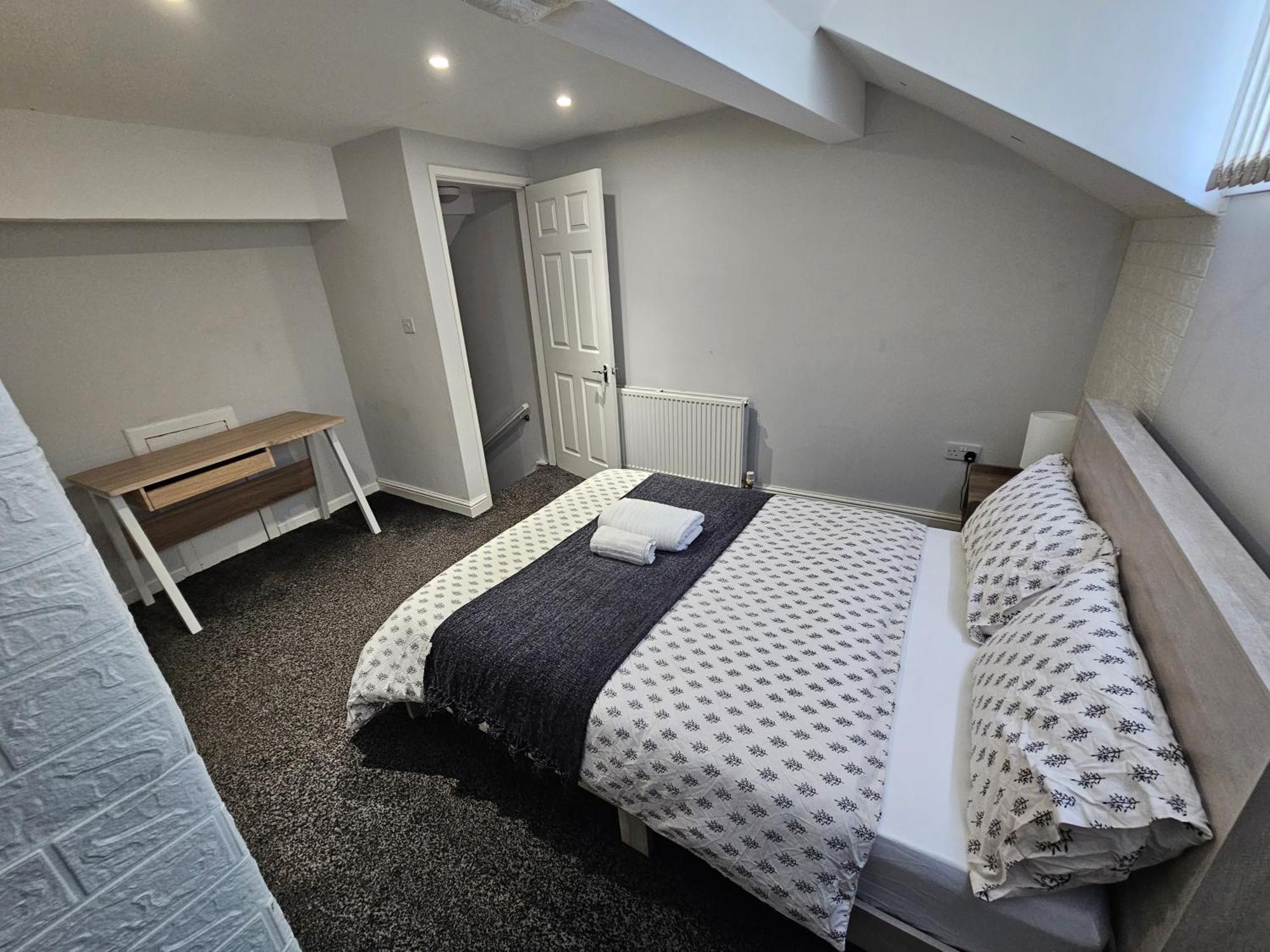 Hillsome Hosting Manchester Denton  Bagian luar foto